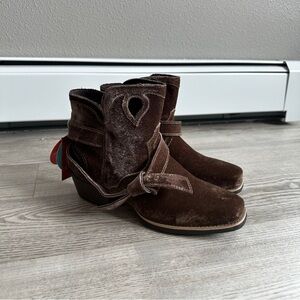 NWT Justin’s Gypsy Velvet Ankle Cowboy Boots 10